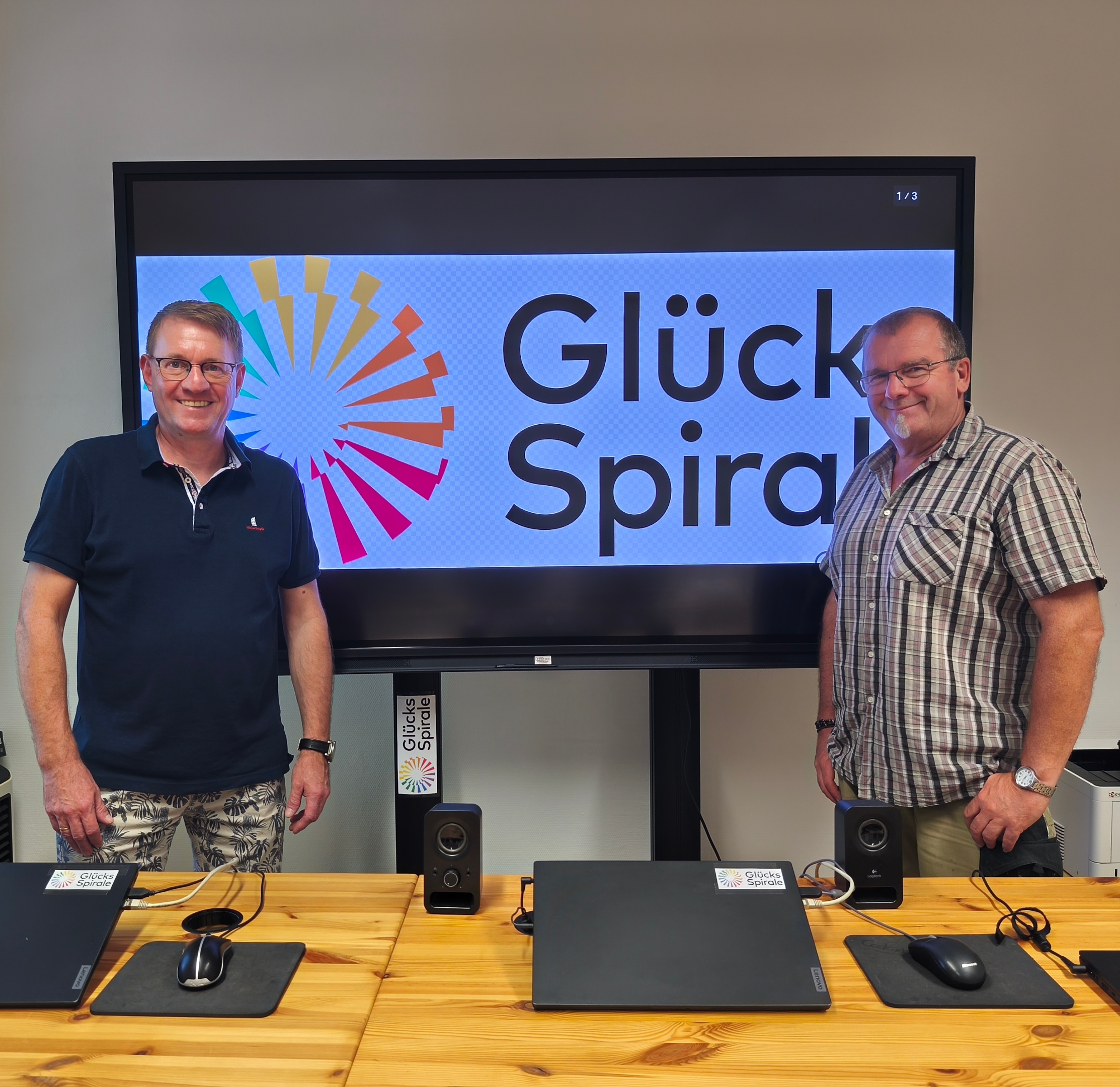 Jürgen Fritz und Thomas Rasche freuen sich über neue Laptops und digitale Whiteboards, die von der Glücksspirale gefördert wurden.