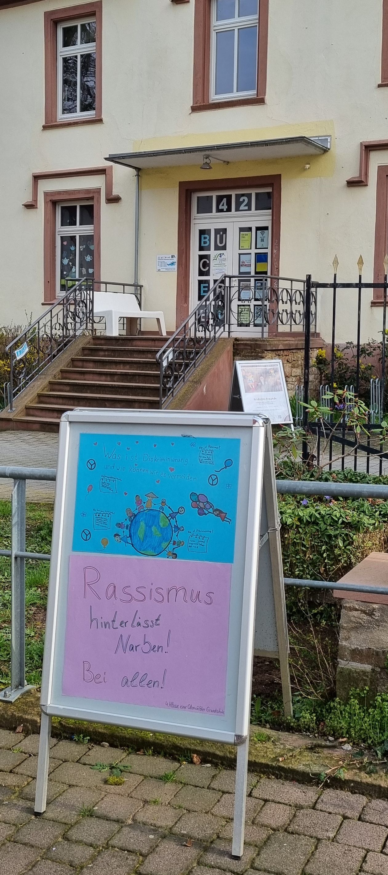 Gut zu sehen an der Erbacher Hauptstraße! Weitere Plakate sind am und im Kath. Gemeindezentrum St. Sophia und dem Caritas Familienzentrum zu sehen. (c) Bücherei St. Sophia/WW