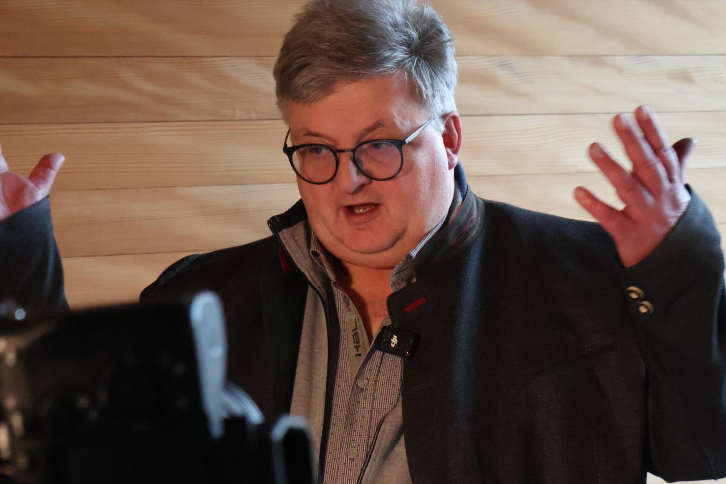 „Unser Kreuz hat keine Haken“: Michael Krummeich setzt sich gemeinsam mit weiteren Räten im Bistum Mainz für christliche und demokratische Werte ein.