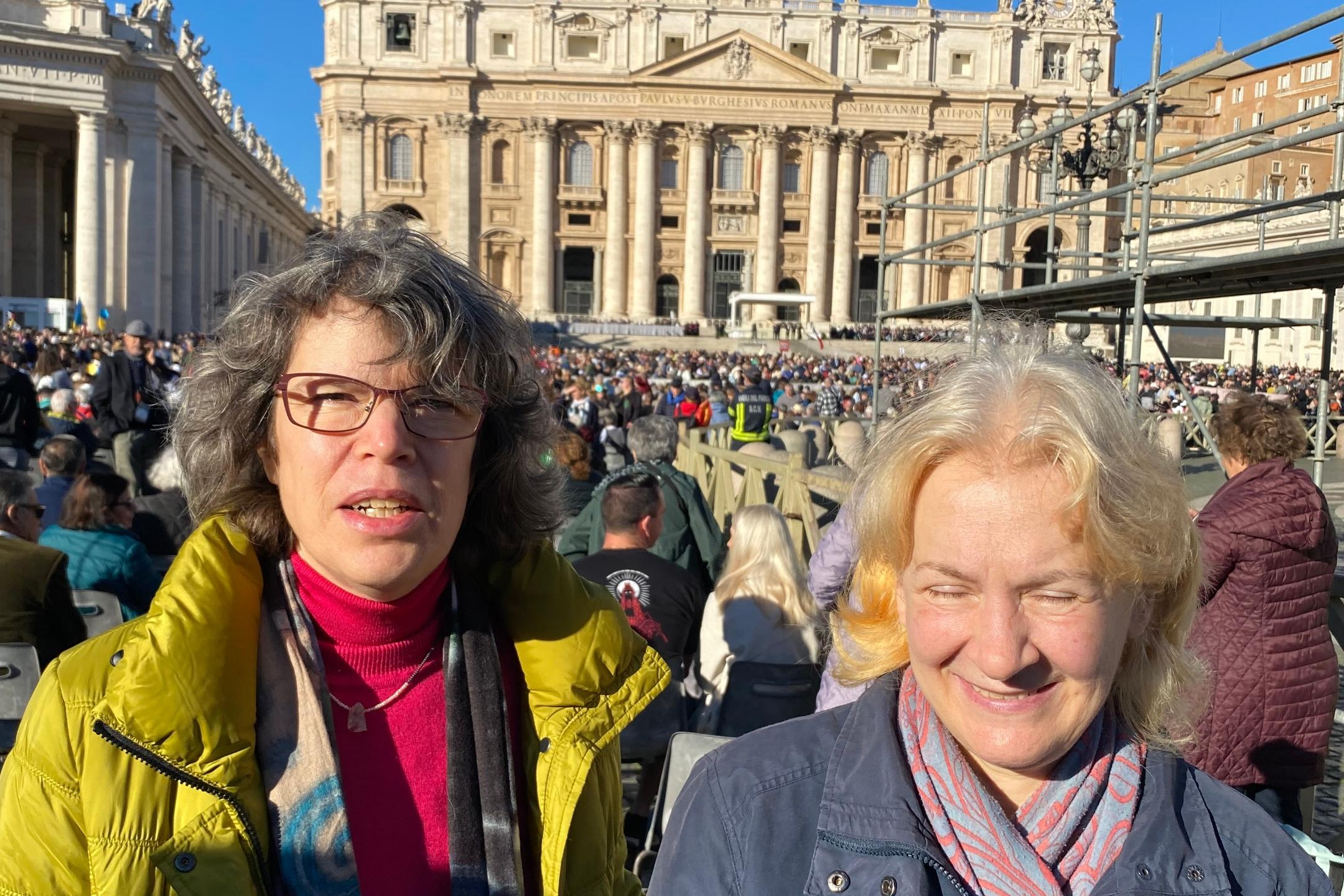 Zwei Pilgerinnen in Rom im Heiligen Jahr 2025