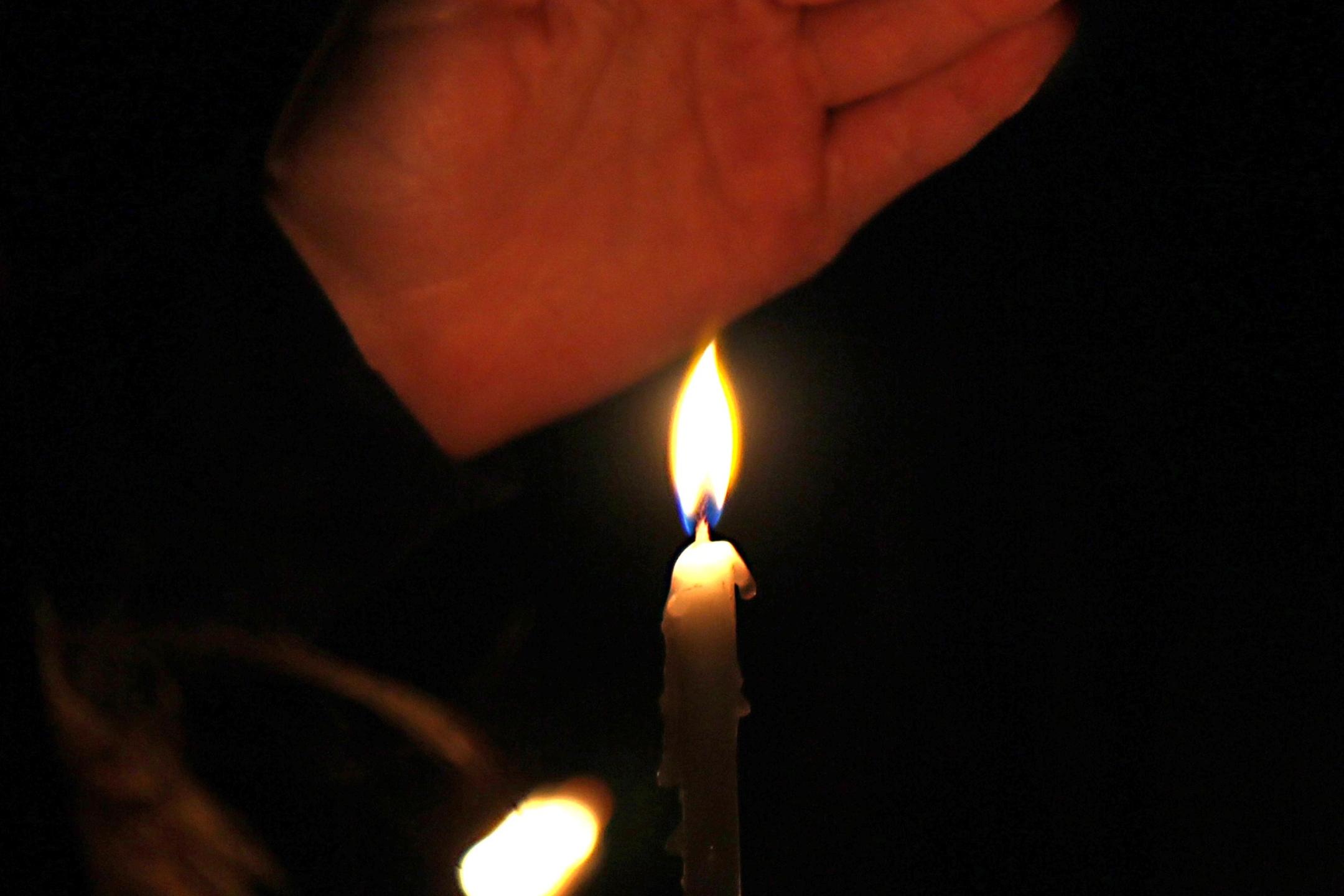 17102_kerze_hand_by_peter_weidemann_pfarrbriefservice