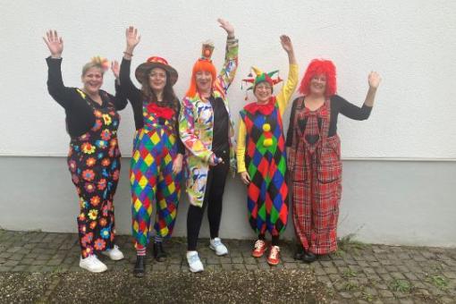 5 Personen aus dem Team des Instituts für Spiritualität als Clowns geschminkt und verkleidet für die BO Fastnacht