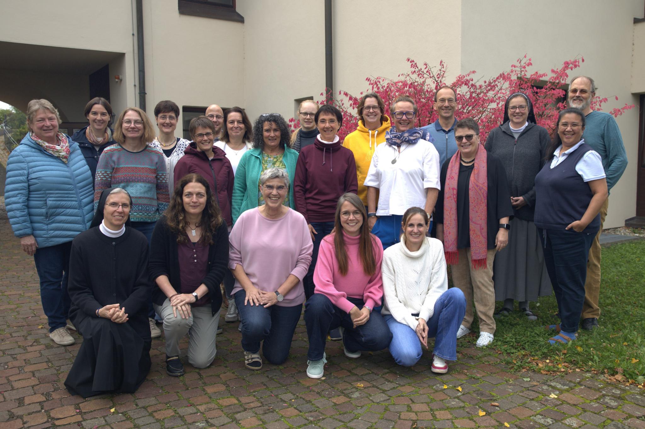 Die 19 Teilnehmenden mit den drei Kursleiter:innen vor dem Kloster Jakobsberg beim Gruppenbild