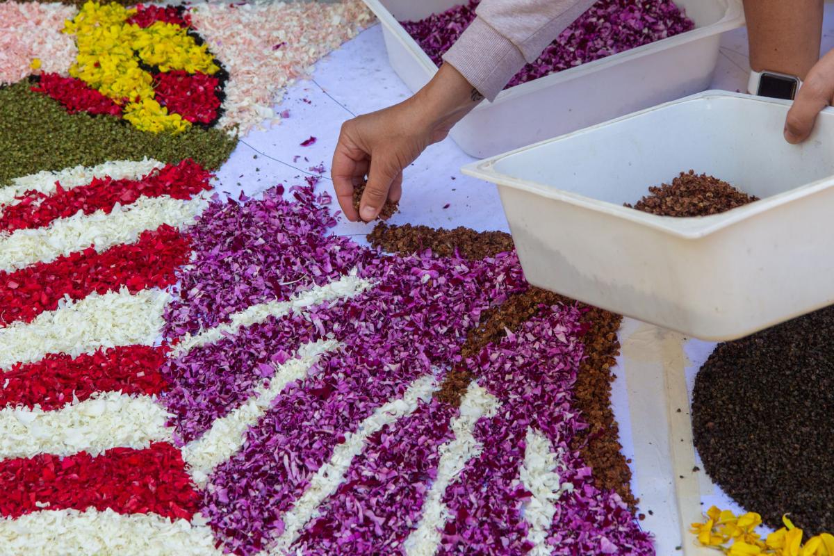 Frauen legen Fronleichnamsteppich