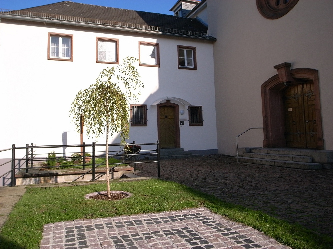 Franziskanerkloster Bensheim, Vorplatz mit Pforte (c) Franziskaner Bensheim