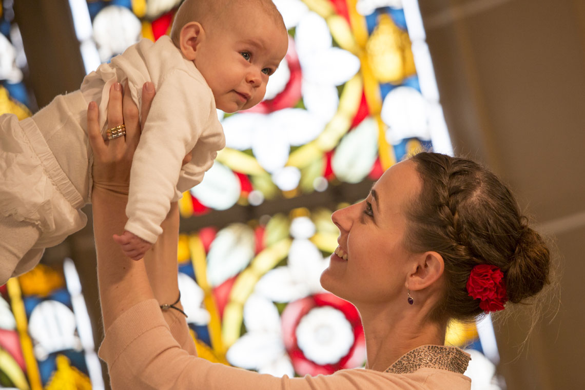 Die Mutter hat das Kind geboren. Sie begleitet es auf seinem ersten Wegabschnitt und hilft ihm, dass es eines Tages seinen eigenen Weg finden kann.