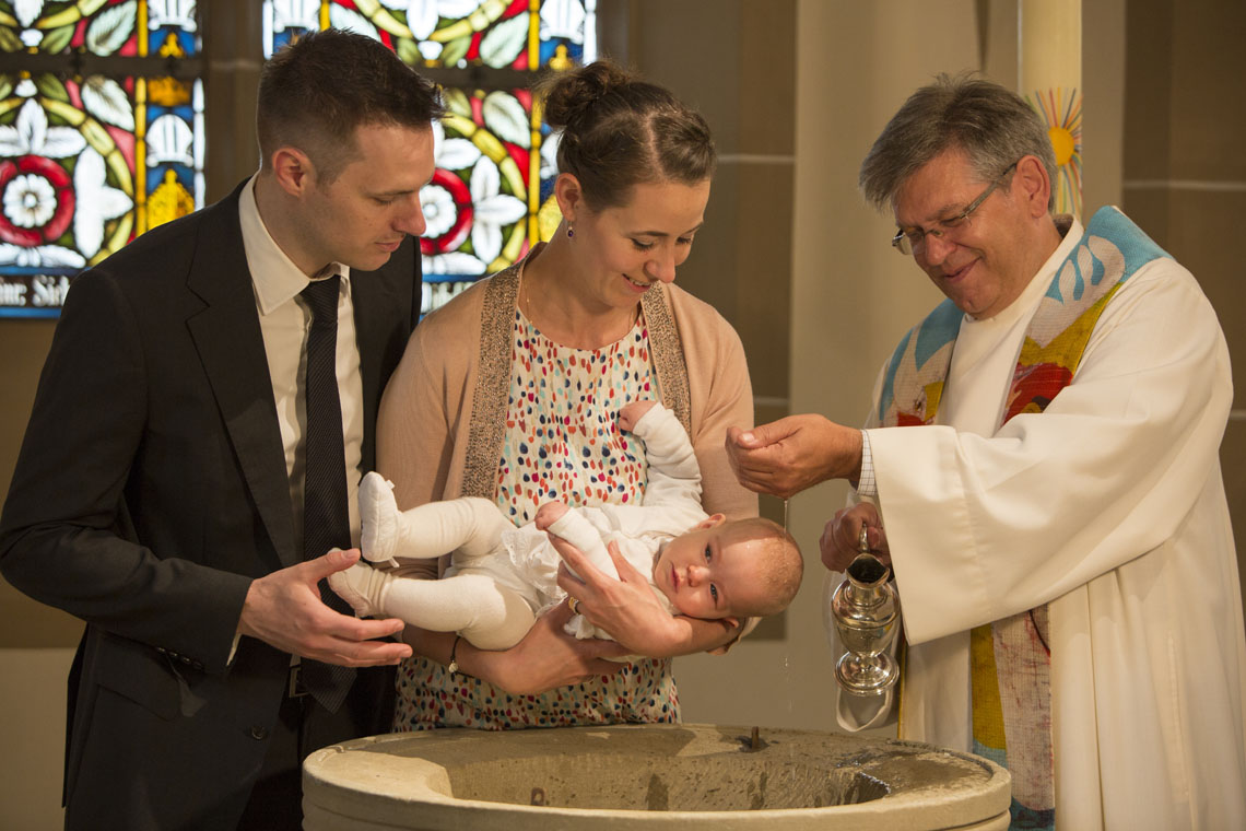 Ich taufe dich im Namen des Vaters und des Sohnes und des Heiligen Geistes.