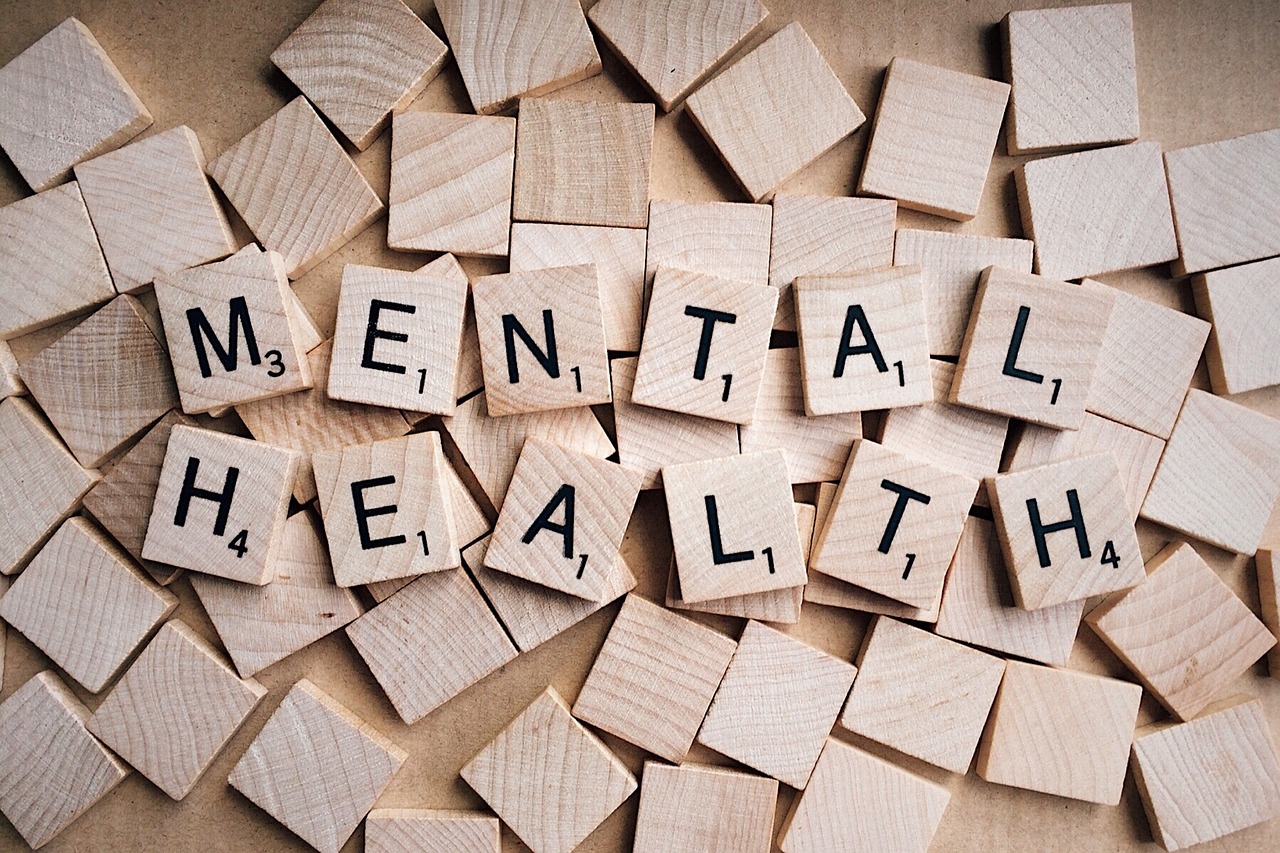 Mit Scrabblesteinen ist das Wort Mental Health gelegt