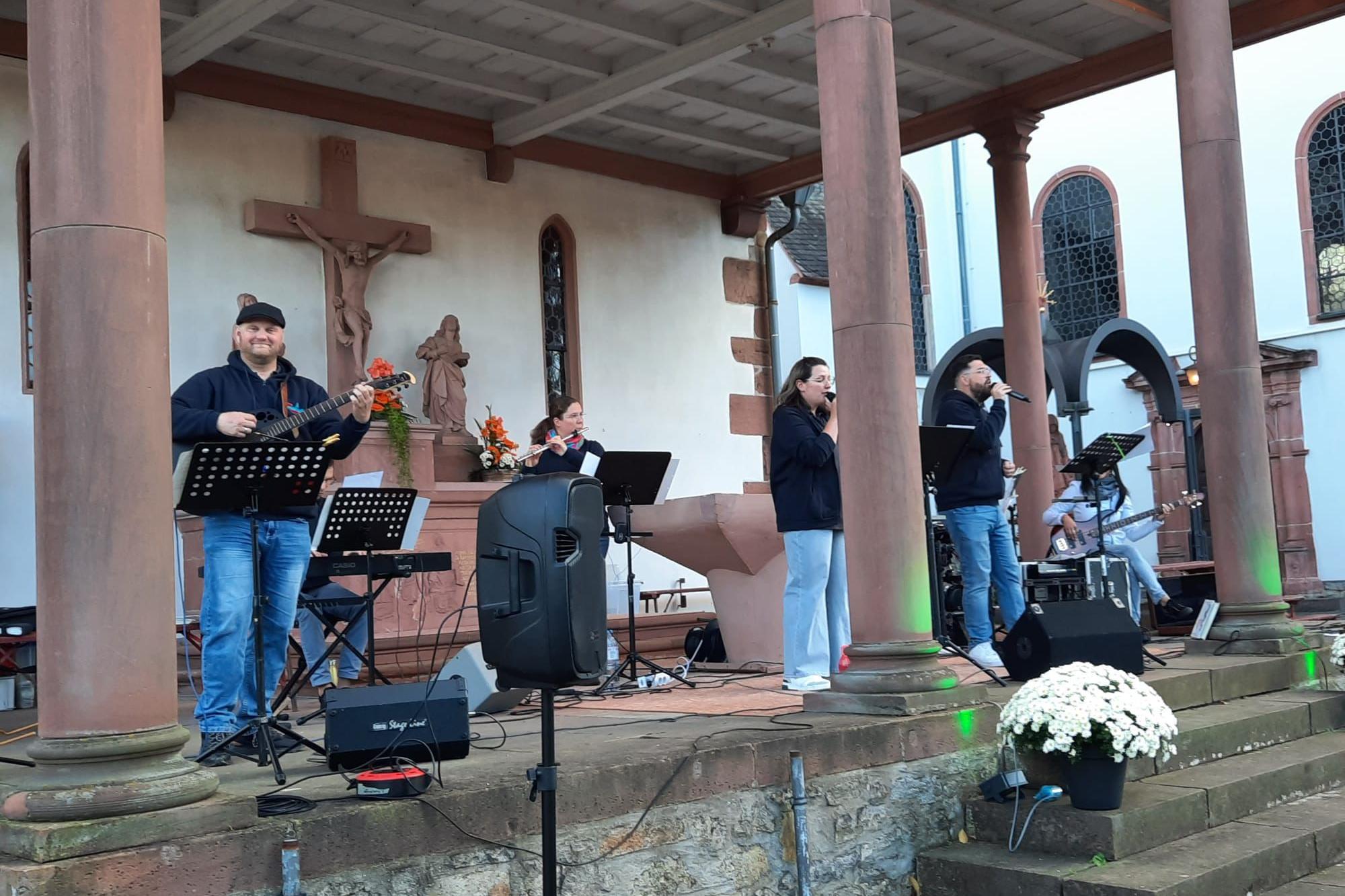 Auf einer Bühne spielt eine Band