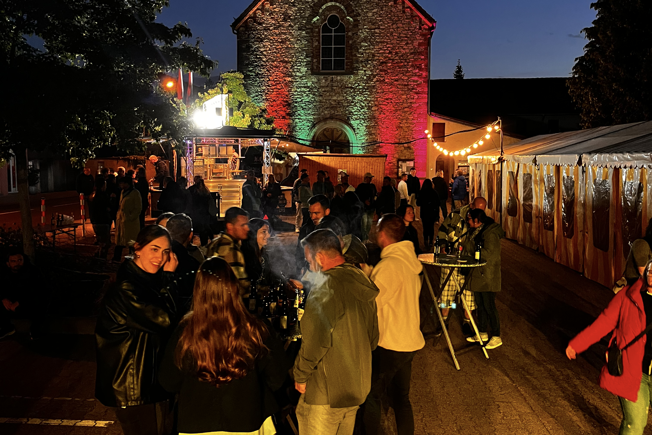 Jugendliche abends beim Kloster in Dieburg