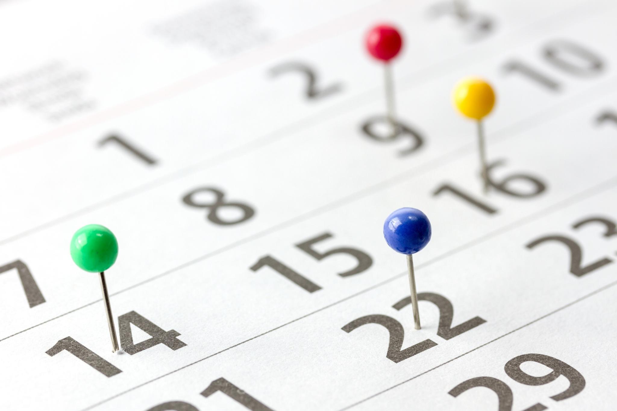 Ein Kelnder mit Bunten Pinnadeln.