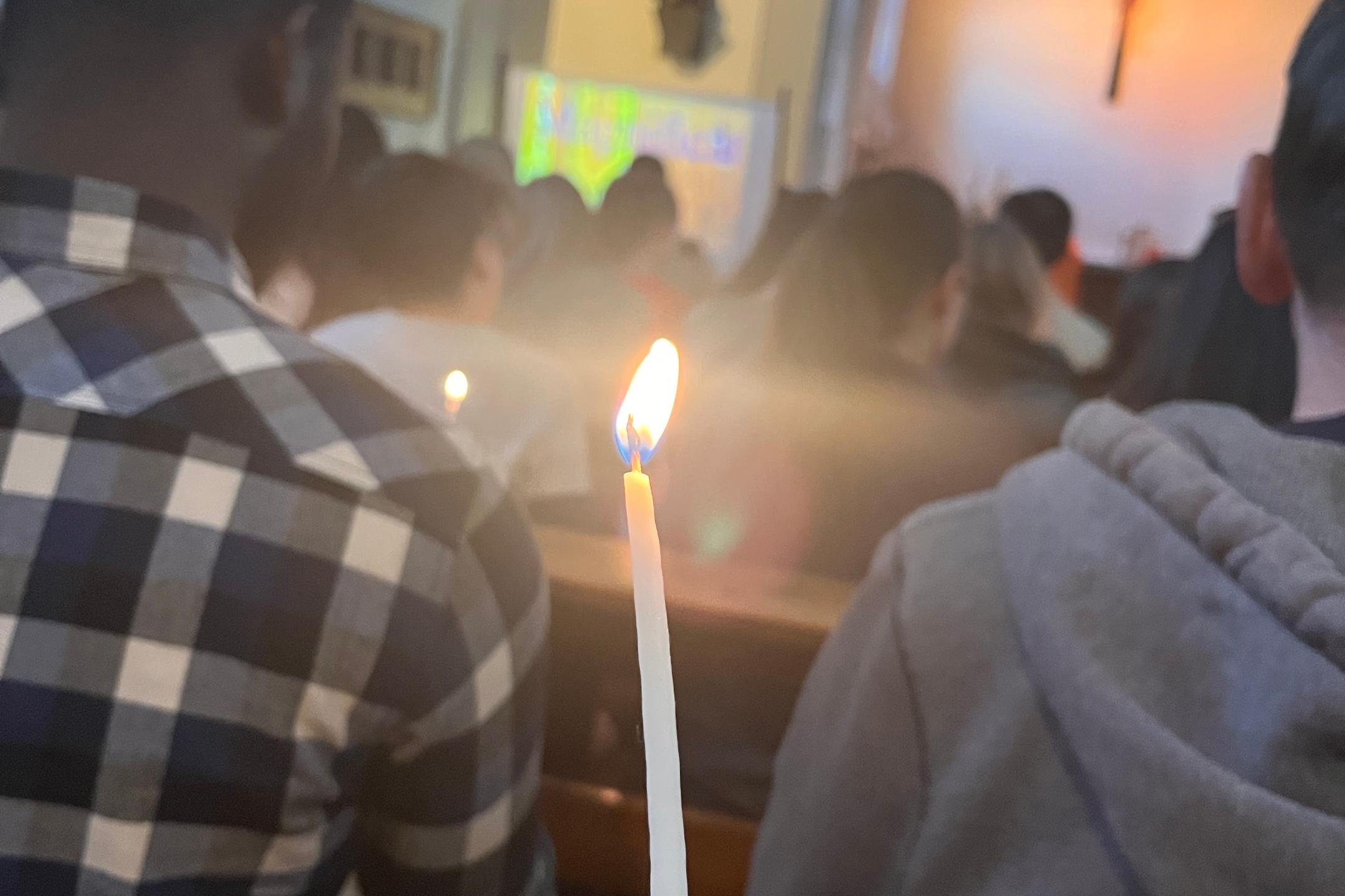 Jugendliche bei einer Taizé Andacht im Kloster Dieburg.