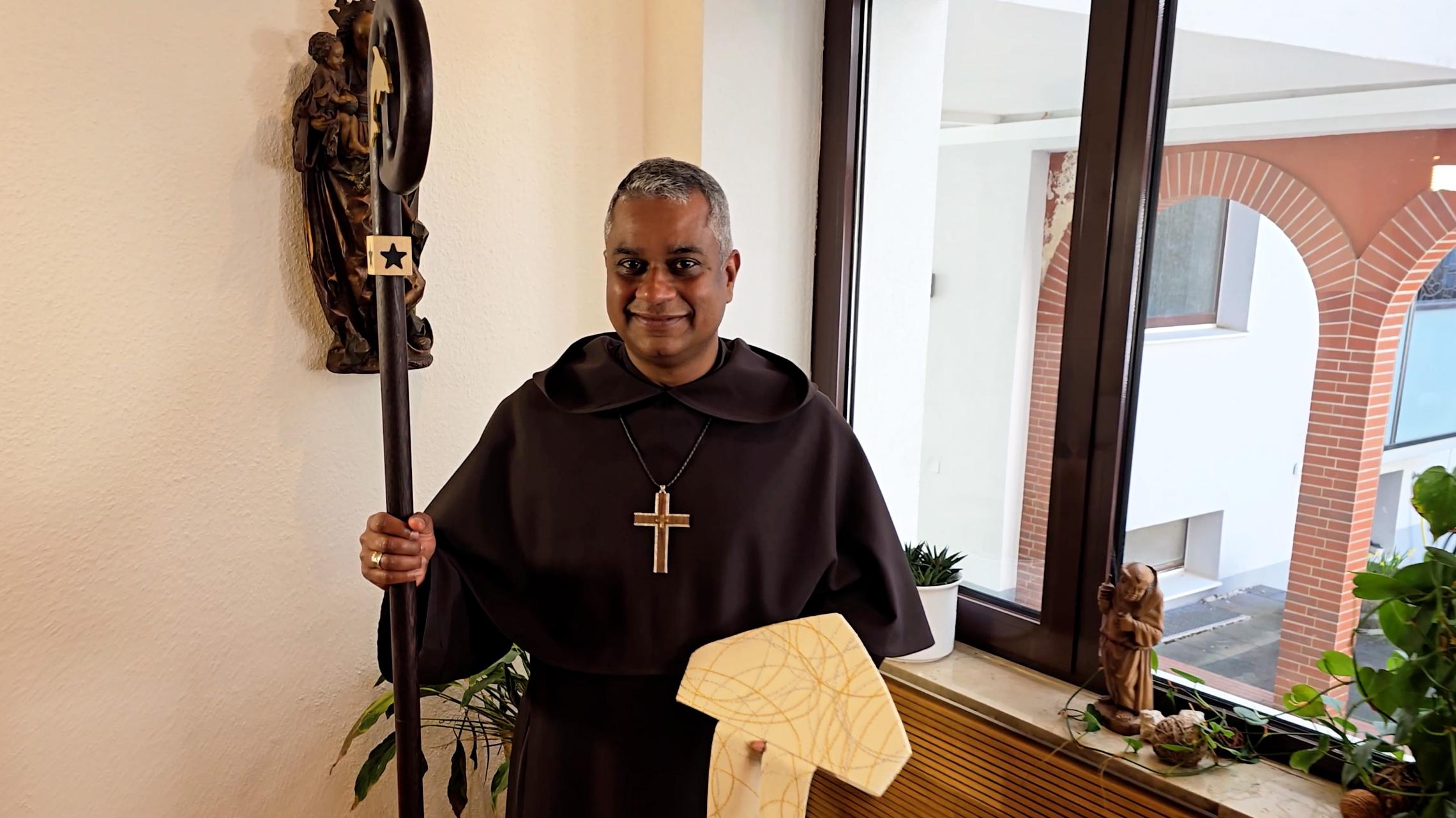 Weihbischof mit Insignien