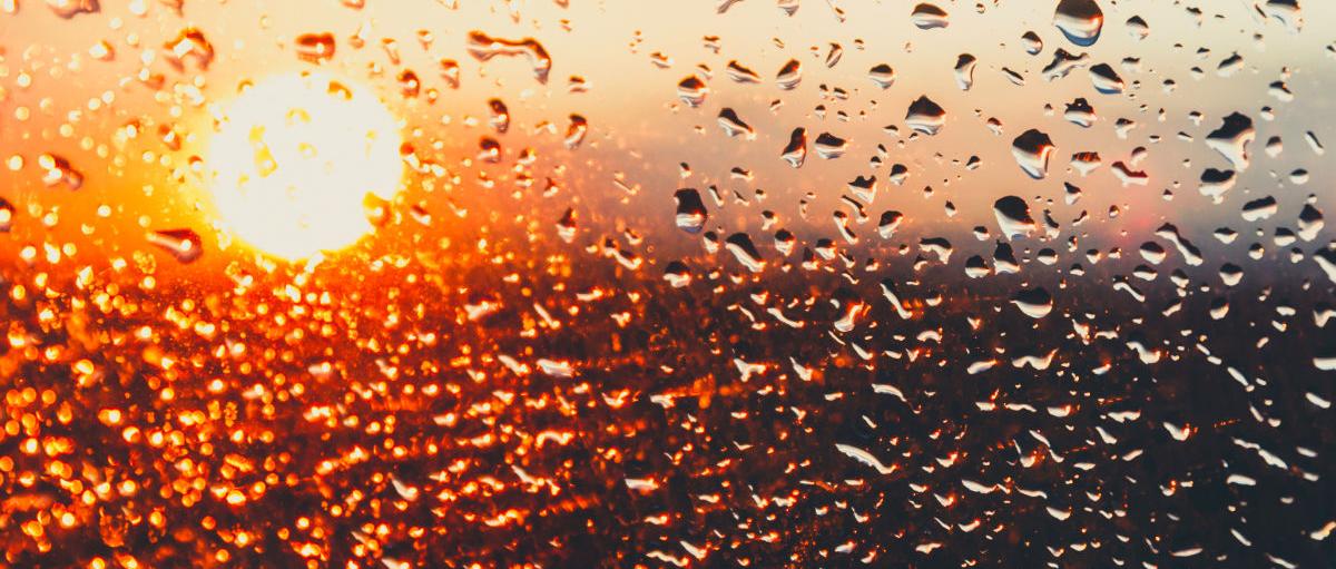 Wassertropfen auf einem Fensterglas nach dem Regen