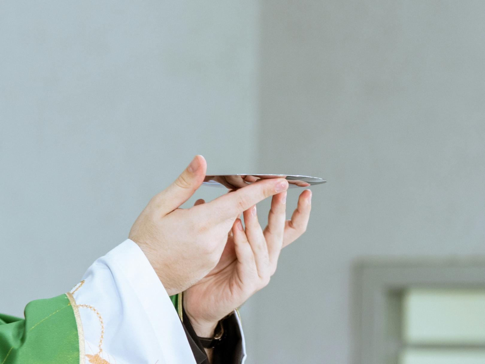 Gottesdienst (c) Foto von <a href=https://unsplash.com/de/@matcfelipe?utm_content=creditCopyText&utm_medium=referral&utm_source=unsplash>Mateus Campos Felipe</a> auf <a href=https://unsplash.com/de/fotos/eine-person-in-einem-priestergewand-die-ein-handy-halt-kJcsNIPaFeQ?utm_content=creditCopyText&utm_medium=referral&utm_source=unsplash>Unsplash</a> Gottesdienst (c) Foto von <a href=https://unsplash.com/de/@matcfelipe?utm_content=creditCopyText&utm_medium=referral&utm_source=unsplash>Mateus Campos Felipe</a> auf <a href=https://unsplash.com/de/fotos/eine-person-in-einem-priestergewand-die-ein-handy-halt-kJcsNIPaFeQ?utm_content=creditCopyText&utm_medium=referral&utm_source=unsplash>Unsplash</a>