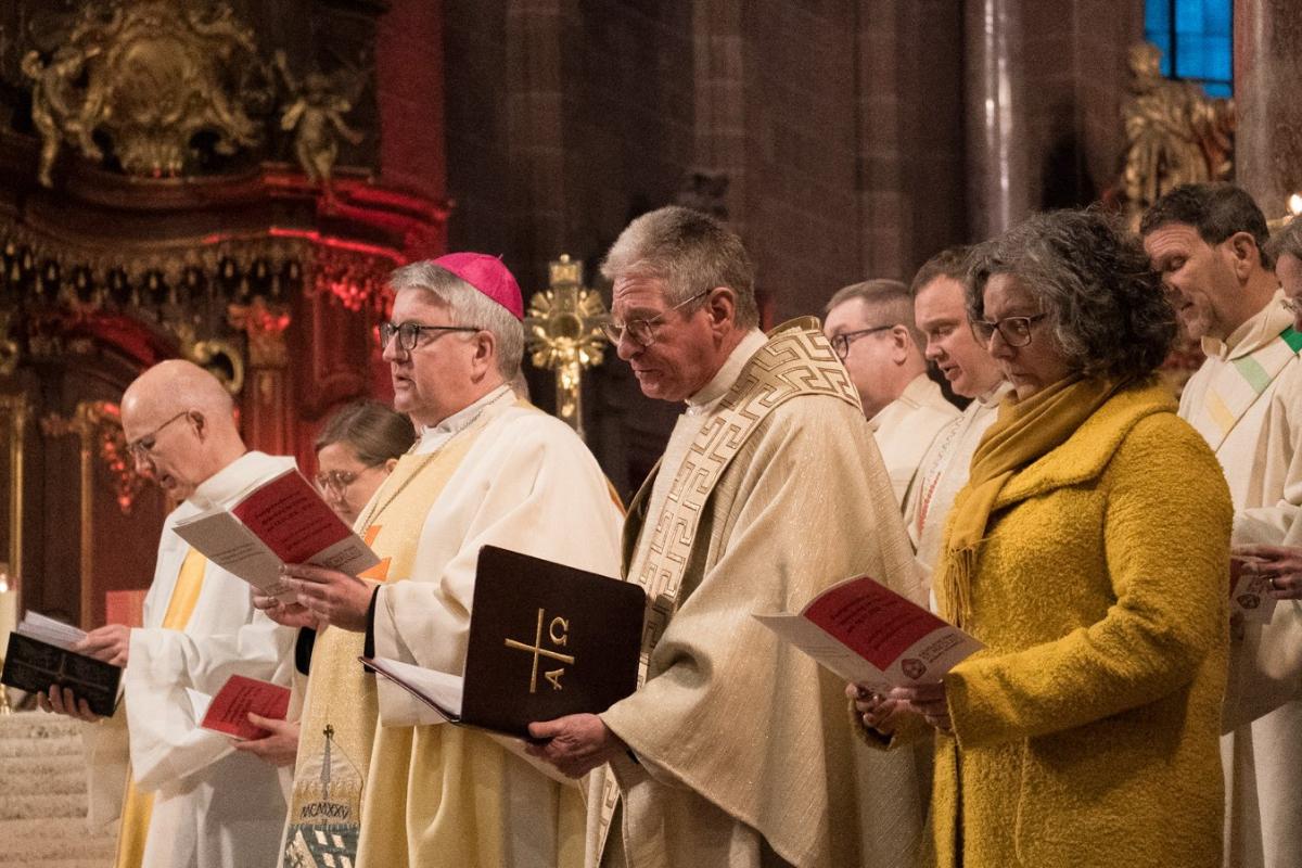 Bischof Kohlgraf verliest die Gründungsurkunde der Pfarrei St. Nikolaus Worms-Wonnegau