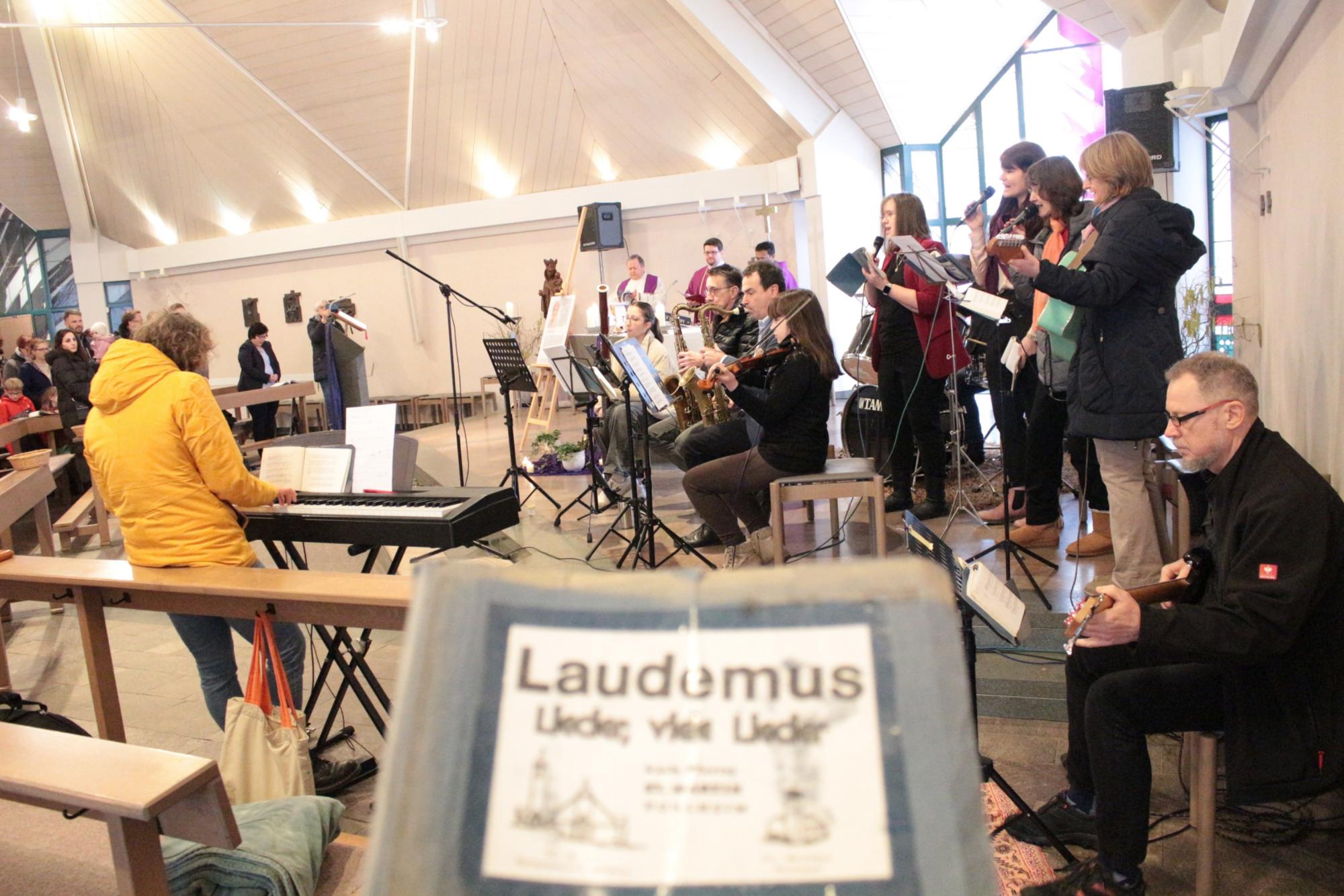 Pohlheim, 25. Februar 2024: Musikalisch gestaltet wurde der Gottesdienst von der Gemeindeband „Laudemus“, die von Giselinde Geis gegründet wurde. (c) Bistum Mainz / Blum