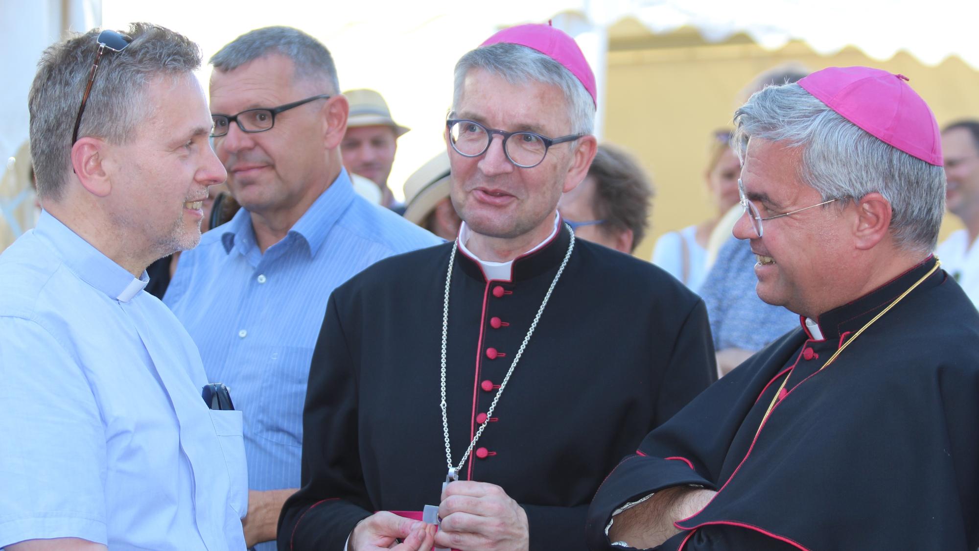 Mainz, 12. Juni 2022: Bischof Peter Kohlgraf im Gespräch mit Pfarrer Markus Lerchl (links) und Weihbischof Udo Markus Bentz (rechts).
