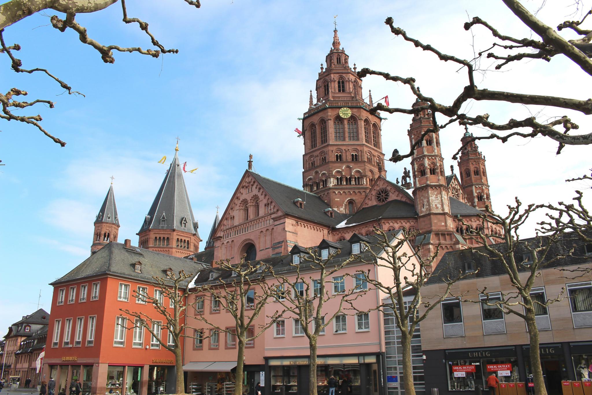 Mainz, 19. März 2018: Kardinal Karl Lehmann wird am Mittwoch, 21. März, im Mainzer Dom beigesetzt. Die Fahnen am Dom sind mit Trauerflor versehen.