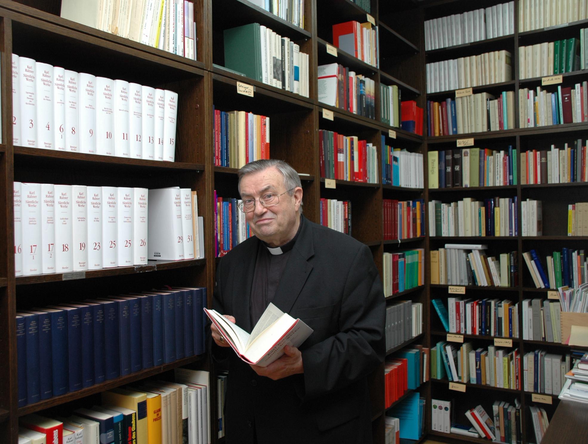 Kardinal Karl Lehmann in seiner Bibliothek im Mainzer Bischofshaus. Das Bild stammt aus dem Jahr 2008.