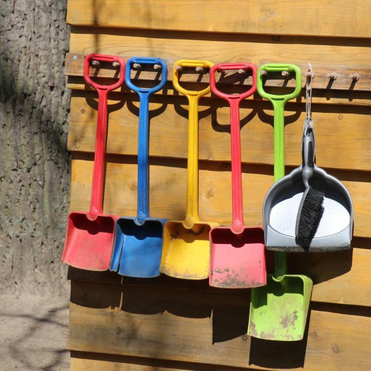 9968_kinderschaufeln_by_peter_weidemann_pfarrbriefservice