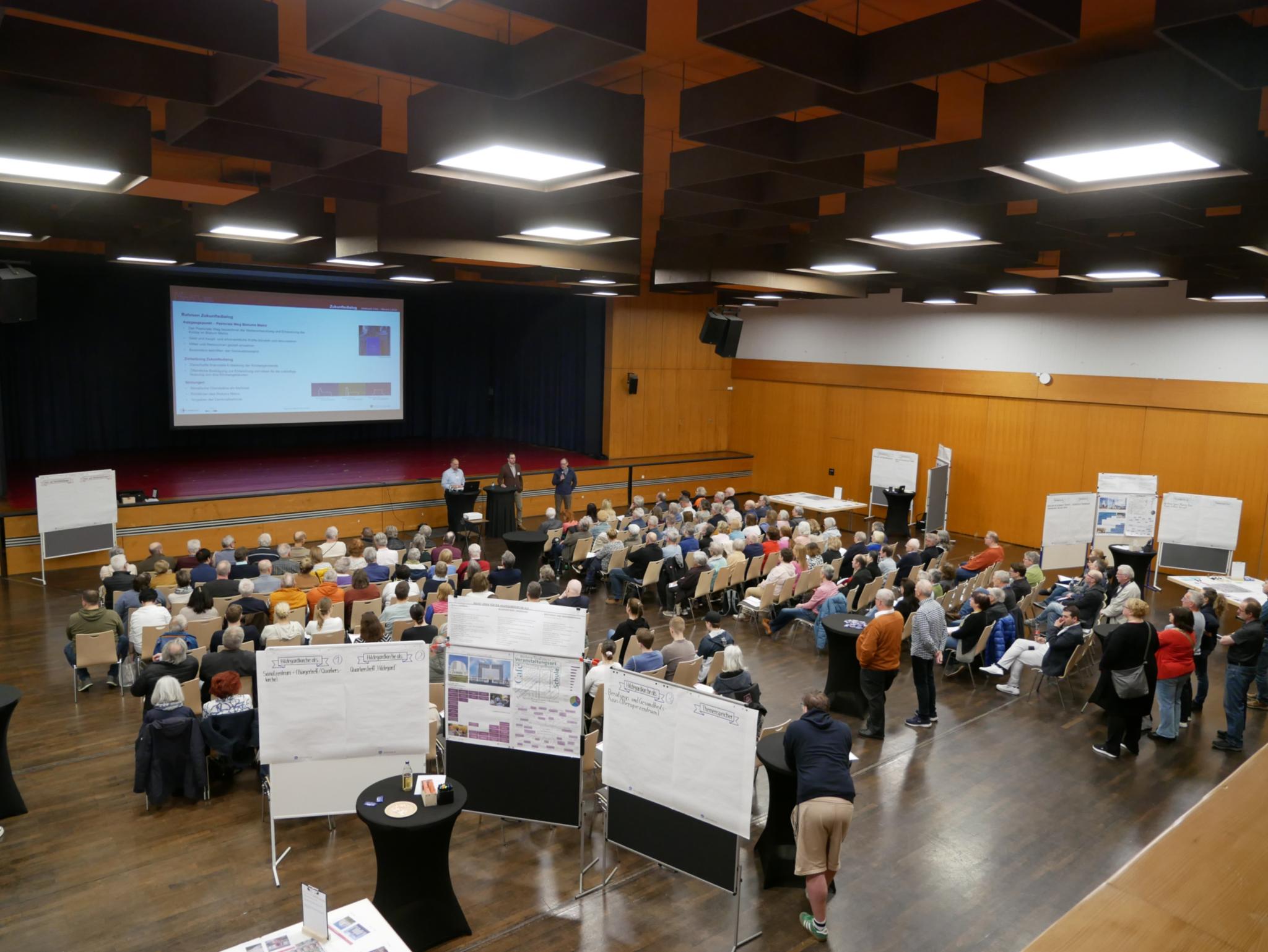 An den Dialogtischen wurden Fragen und Perspektiven zu den drei Nutzungsbündeln der jeweiligen Standorte engagiert diskutiert.