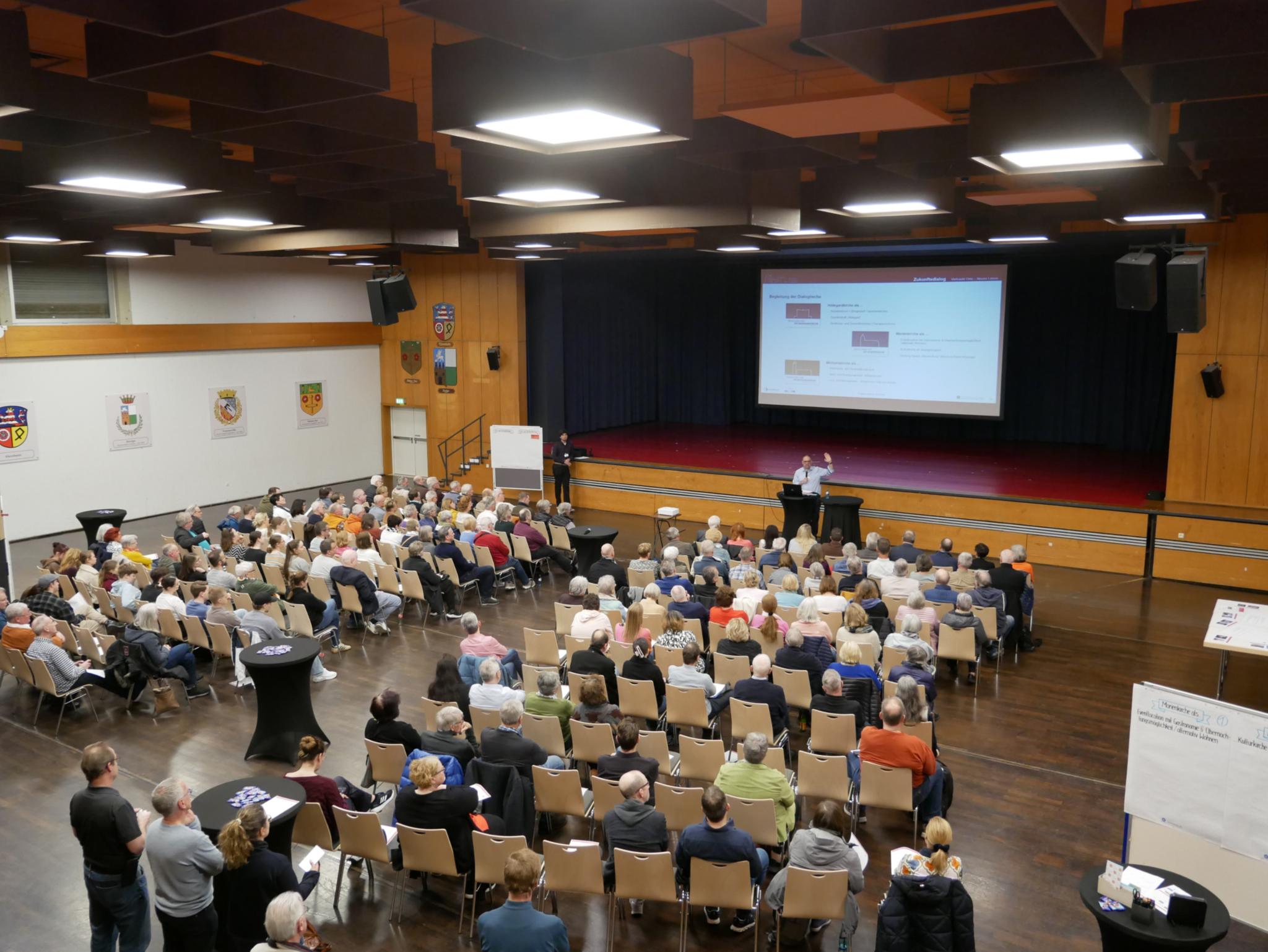 Rund 160 Bürgerinnen und Bürger kamen ins Bürgerhaus, um über die Zukunft der drei Kirchen zu hören und mitzudenken.