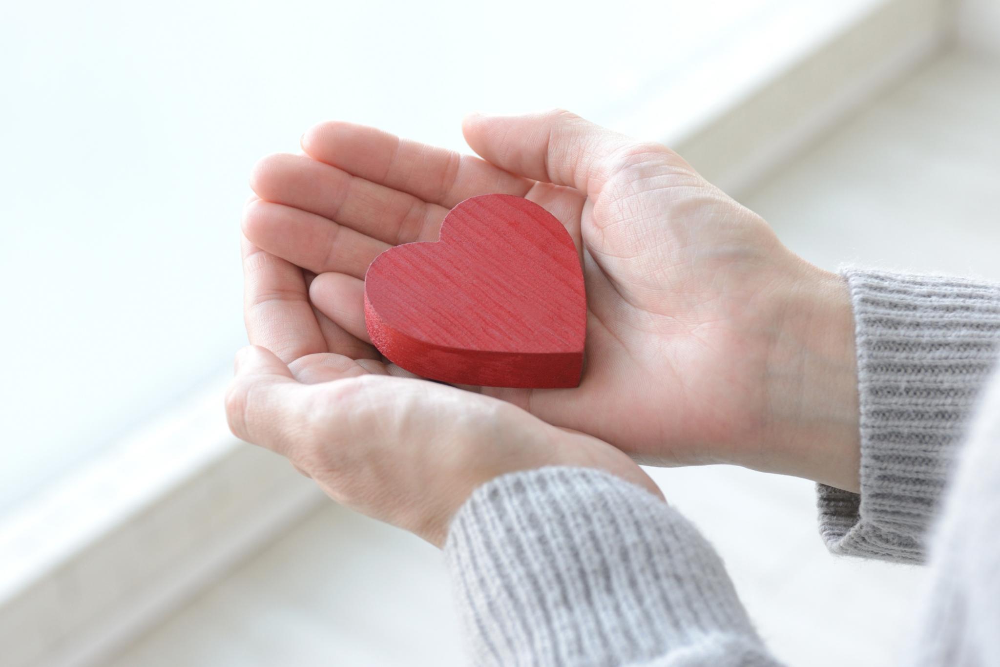 Herz in Händen halten