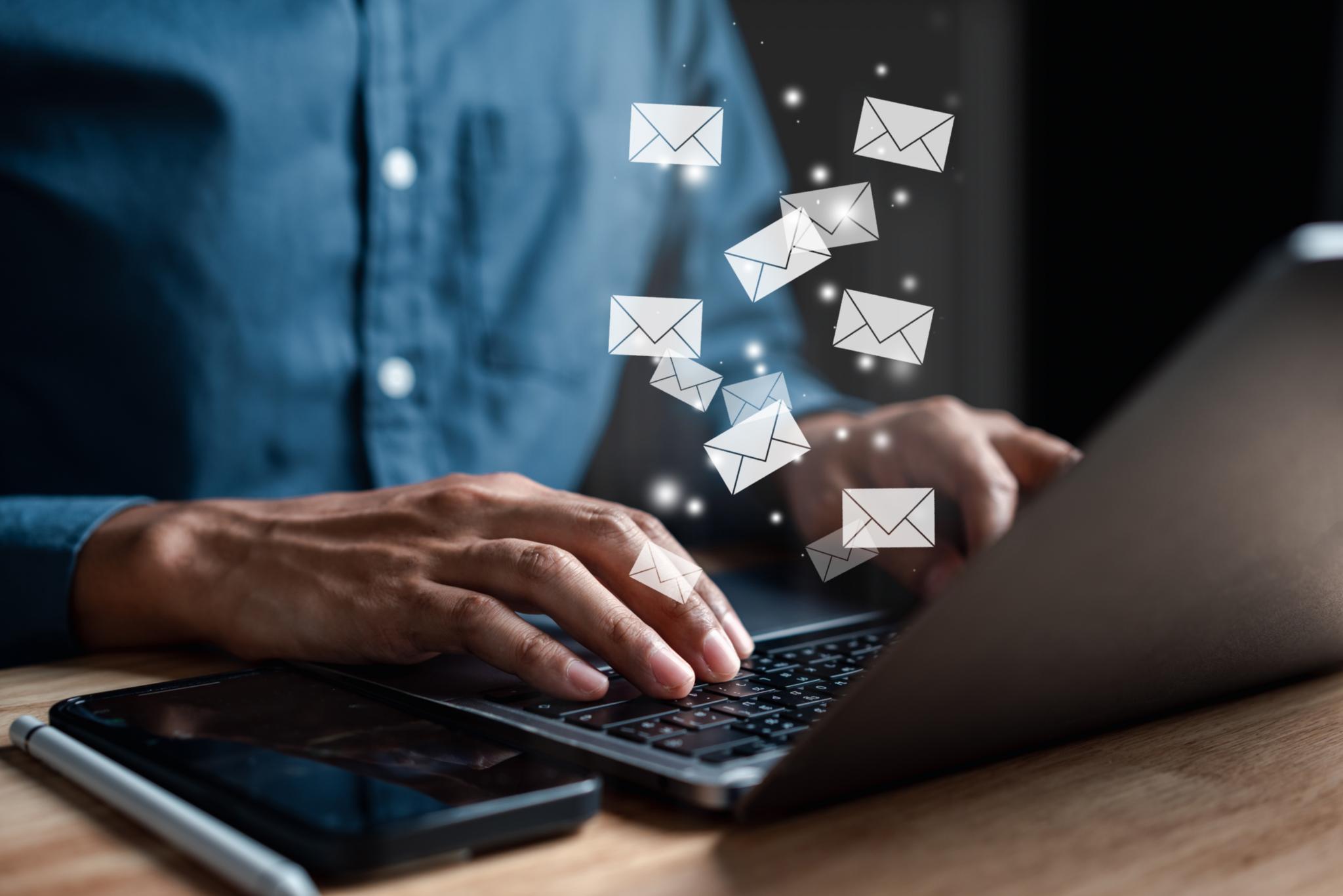 Mann am Laptop schreibt E-Mail (c) Kiattisak | stock.adobe.com Mann am Laptop schreibt E-Mail