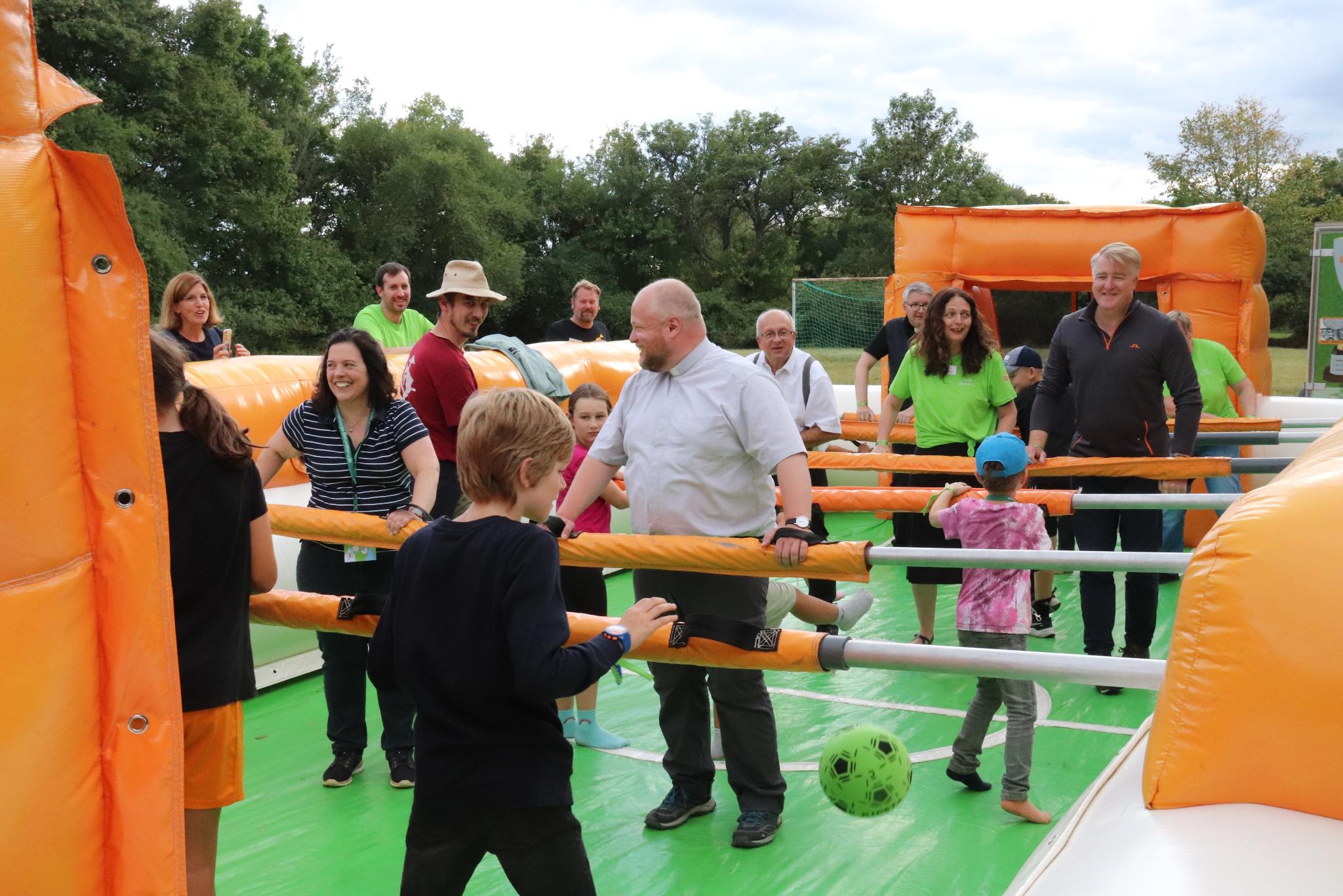 Menschenkicker mit Bevollmächtigter Rieth, Generalvikar Lang und Ökonom Erdt