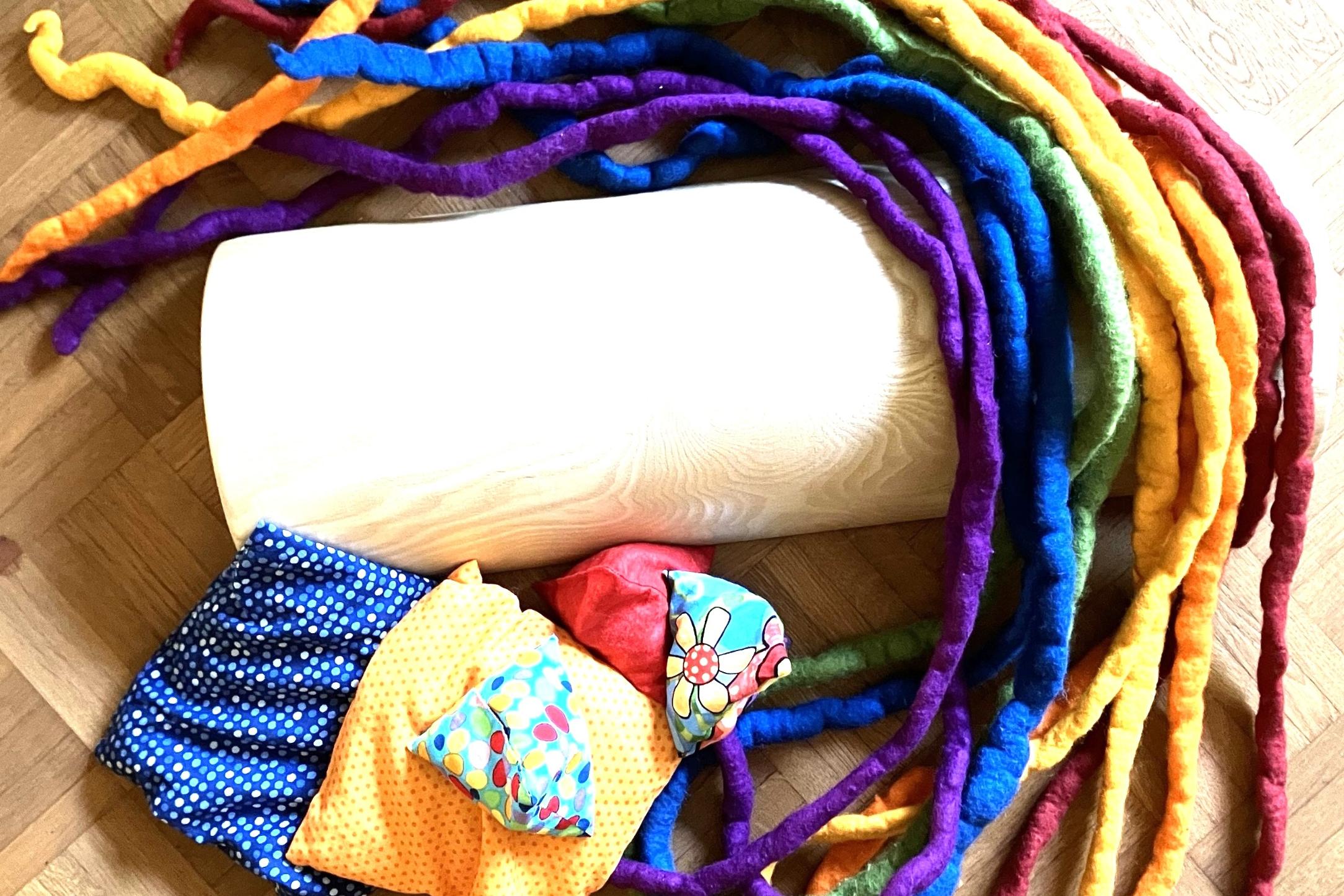 Verschiedene Eutonie-Materialien: Eutonieholz, Filzschlangen, Körnersäckchen.