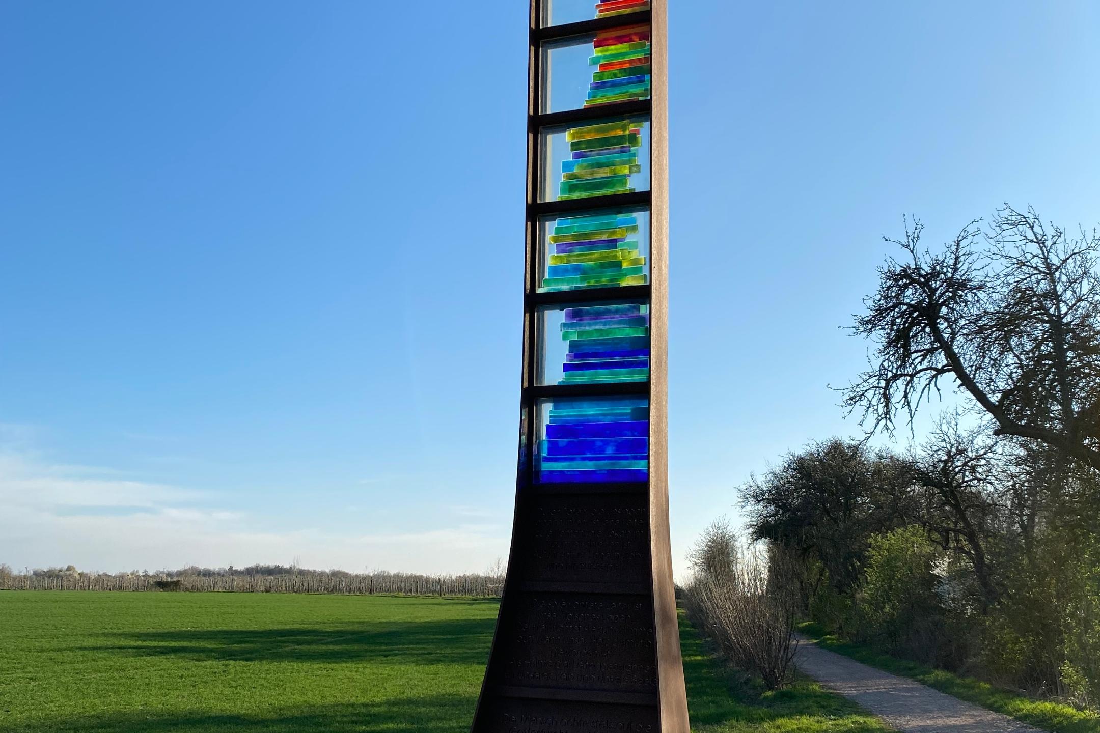Blick auf das Kunstwerk „Himmelseiter“ auf dem Jakobsberg bei Ockenheim