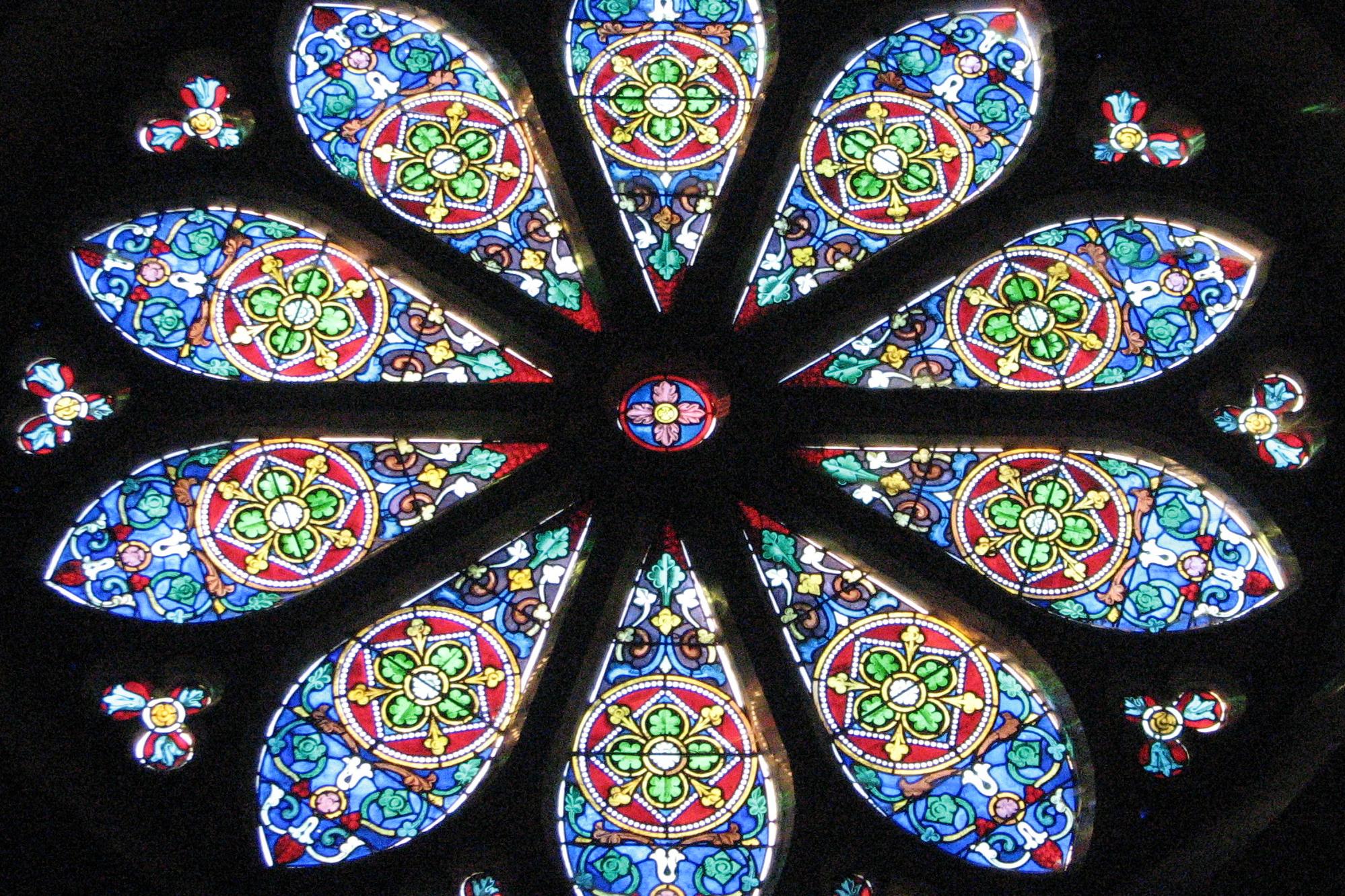 Rosette: Glaskunstfenster einer Dorfkirche auf dem französischen Jakobsweg