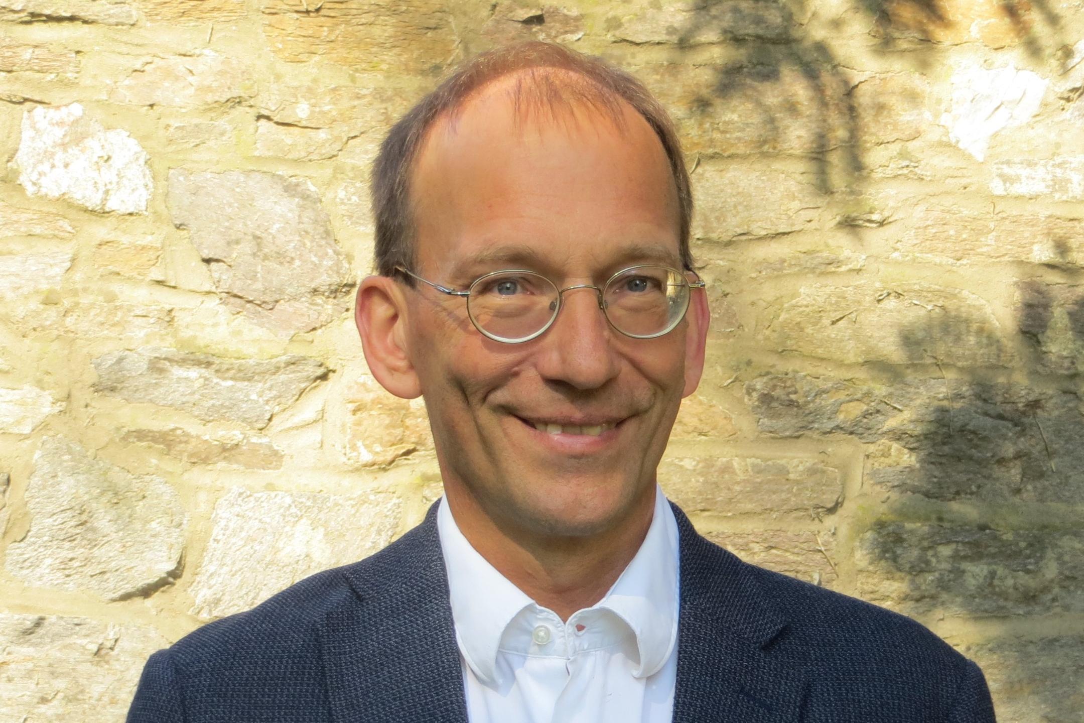 Dr. Bernhard  Deister