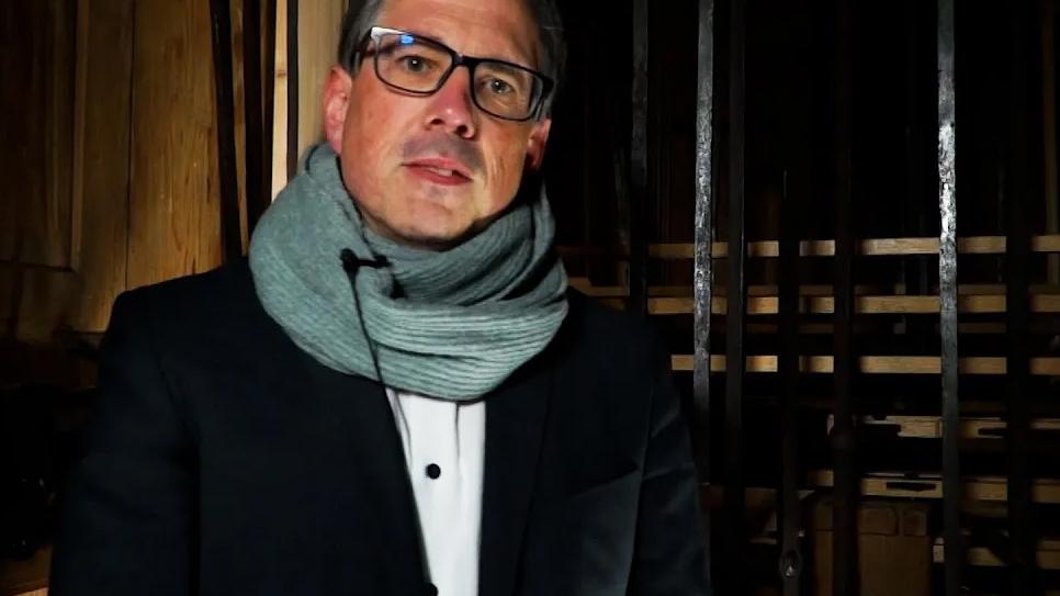 Kirchenmusikdirektor Lutz Brenner zeigt das Innere der Onimus-Orgel