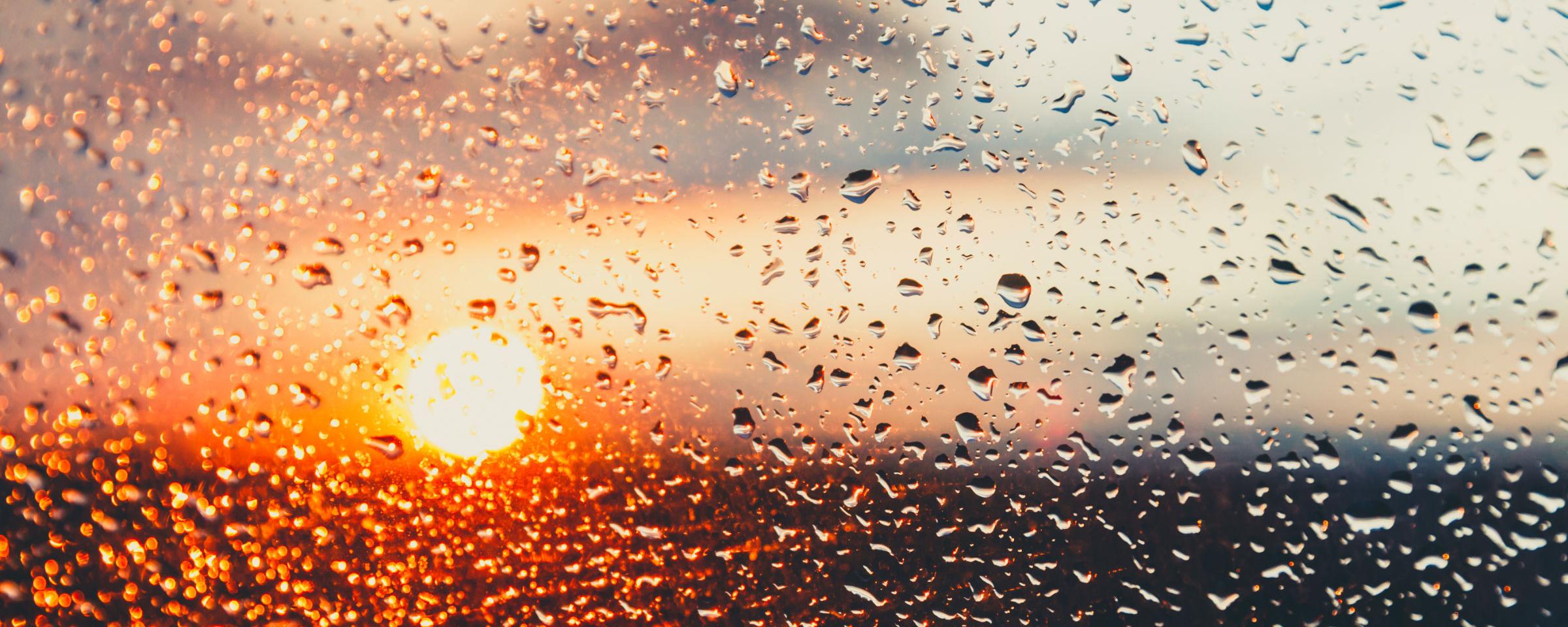 Wassertropfen auf einem Fensterglas nach dem Regen