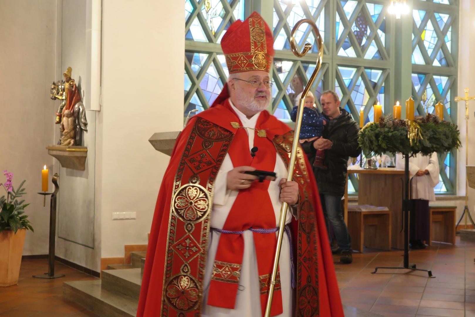 Pfarrer Barton im Gewand des hl. Nikolaus (c) Kolpingsfamilie Dietzenbach