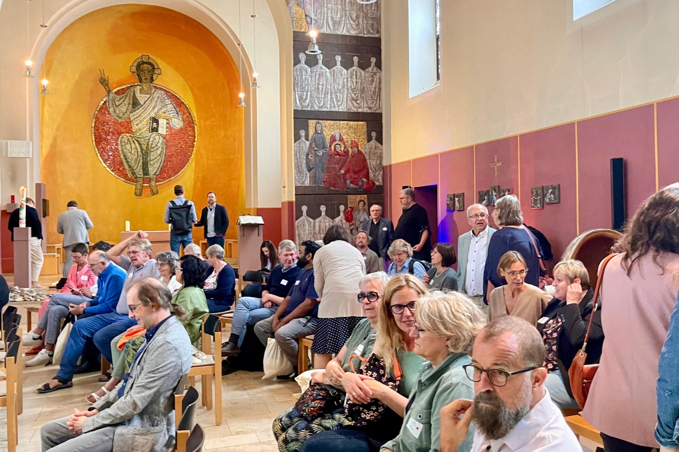 Gespräche unter Teilnehmenden bei der Zukunftswerkstatt zum Jakobsberg