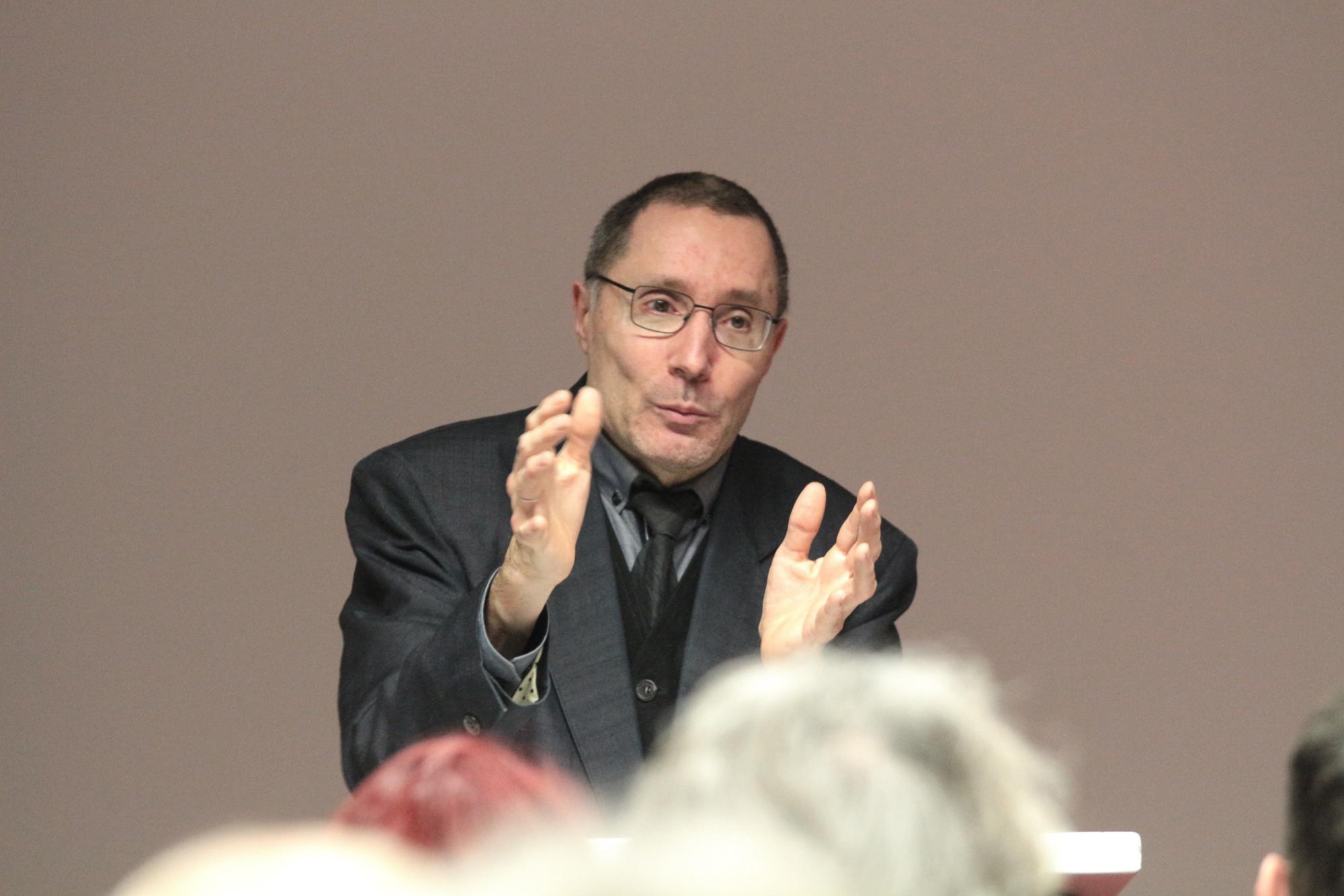 Mainz, 21. Februar 2024: Dr. Winfried Wilhelmy bei seinem Vortrag zur Mainzer Schweißtuch-Reliquie im Erbacher Hof. (c) Bistum Mainz / Blum