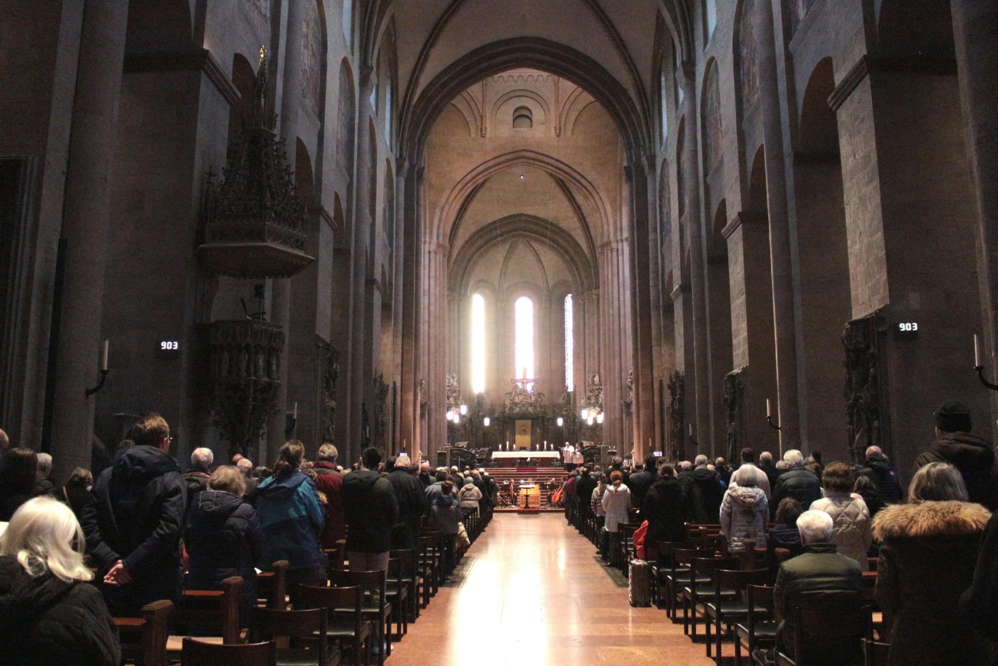 Mainz, 25. Februar 2024: Zum Abendlob am zweiten Fastensonntag war der Mainzer Dom gut gefüllt. (c) Bistum Mainz / Blum