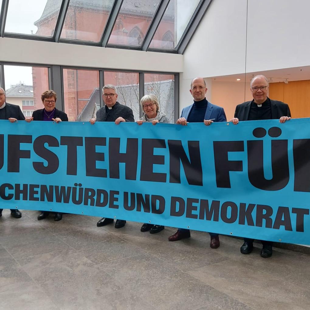 Mit der gemeinsamen Kampagne „Aufstehen für …“ setzen die Kirchen in Rheinland-Pfalz und Hessen ein starkes Zeichen für Demokratie, Menschenwürde, Vielfalt und gesellschaftlichen Zusammenhalt.